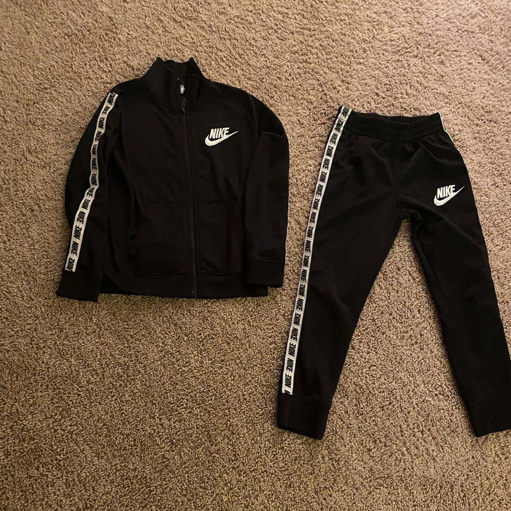 Boys Nike track suit size 6